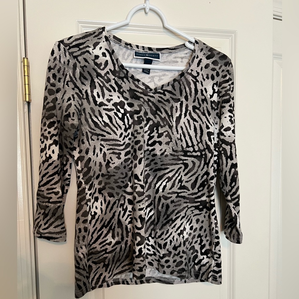 Karen Scott Black and White Fitted Graphic Blouse